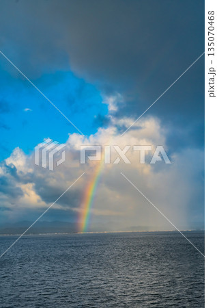 北海道 函館と青森を結ぶ津軽海峡の秋の海上風景と紅葉 北海道 函館と青森を結ぶ津軽海峡の秋の海上風景と紅葉 135070468