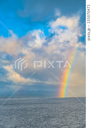 北海道 函館と青森を結ぶ津軽海峡の秋の海上風景と紅葉 北海道 函館と青森を結ぶ津軽海峡の秋の海上風景と紅葉 135070471