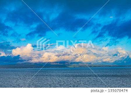 北海道 函館と青森を結ぶ津軽海峡の秋の海上風景と紅葉 135070474
