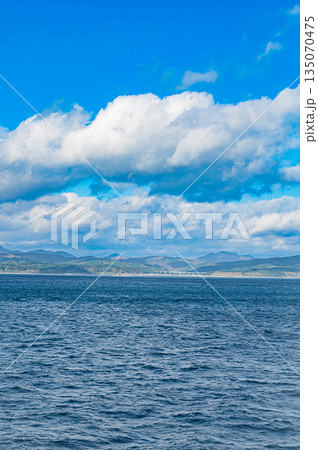 北海道 函館と青森を結ぶ津軽海峡の秋の海上風景と紅葉 北海道 函館と青森を結ぶ津軽海峡の秋の海上風景と紅葉 135070475