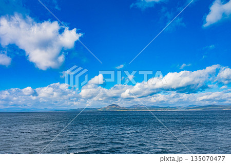 北海道 函館と青森を結ぶ津軽海峡の秋の海上風景と紅葉 135070477