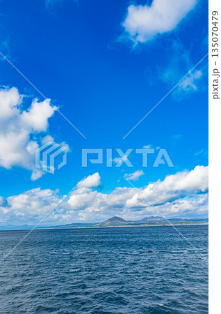 北海道 函館と青森を結ぶ津軽海峡の秋の海上風景と紅葉 北海道 函館と青森を結ぶ津軽海峡の秋の海上風景と紅葉 135070479