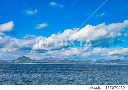 北海道 函館と青森を結ぶ津軽海峡の秋の海上風景と紅葉 北海道 函館と青森を結ぶ津軽海峡の秋の海上風景と紅葉 135070480