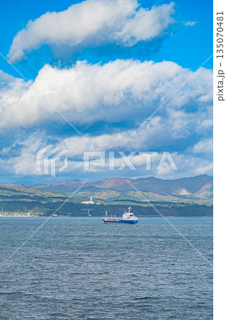 北海道 函館と青森を結ぶ津軽海峡の秋の海上風景と紅葉 135070481