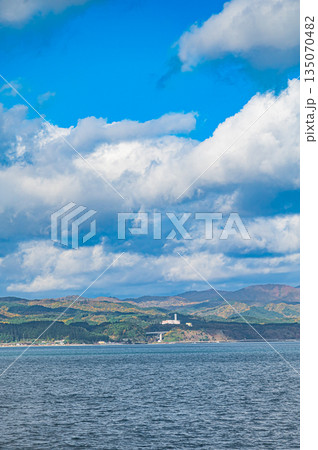 北海道 函館と青森を結ぶ津軽海峡の秋の海上風景と紅葉 北海道 函館と青森を結ぶ津軽海峡の秋の海上風景と紅葉 135070482