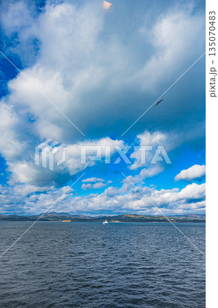 北海道 函館と青森を結ぶ津軽海峡の秋の海上風景と紅葉 135070483