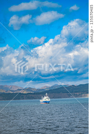 北海道 函館と青森を結ぶ津軽海峡の秋の海上風景と紅葉 135070485