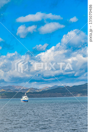 北海道 函館と青森を結ぶ津軽海峡の秋の海上風景と紅葉 135070486