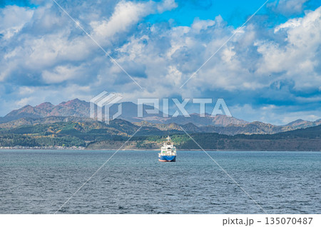 北海道 函館と青森を結ぶ津軽海峡の秋の海上風景と紅葉 北海道 函館と青森を結ぶ津軽海峡の秋の海上風景と紅葉 135070487