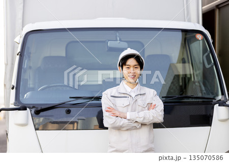 腕組みをするトラック運転手 135070586