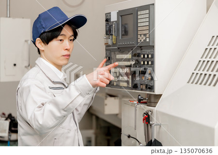 工場の操作盤の前で働く男性作業員 工場の操作盤の前で働く男性作業員 135070636