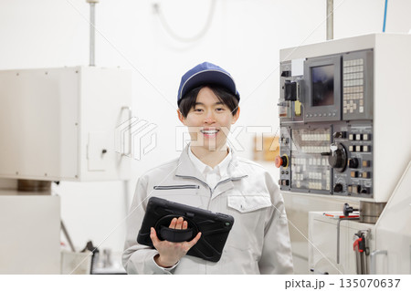 工場の操作盤の前で働く男性作業員 135070637