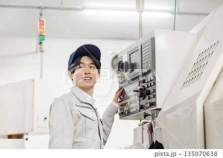 工場の操作盤の前で働く男性作業員 工場の操作盤の前で働く男性作業員 135070638
