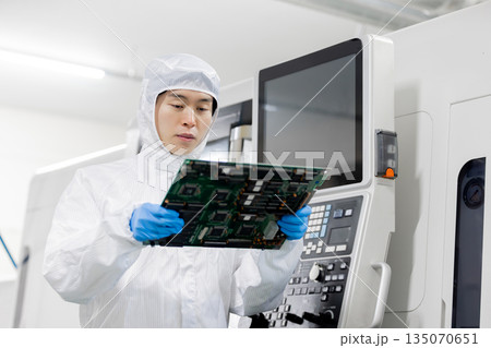 工場で製品を検査する作業員 工場で製品を検査する作業員 135070651