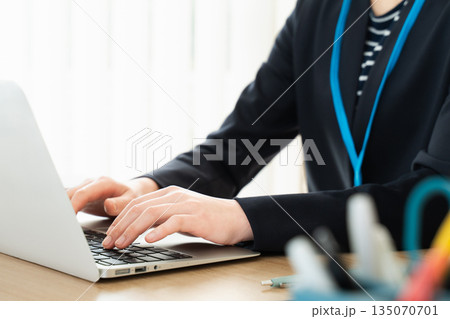 ノートパソコンで作業をする女性の手元 135070701