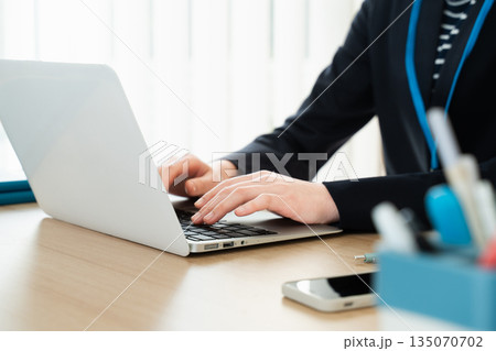 ノートパソコンで作業をする女性の手元 135070702