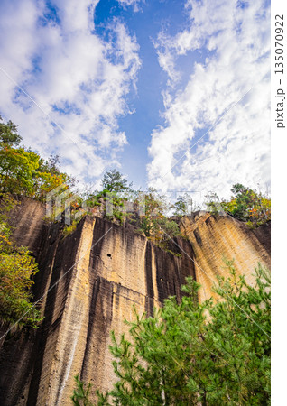山形県　瓜割石庭公園（石切場跡）の秋の紅葉と岩壁の絶景 135070922