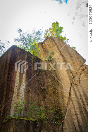山形県　瓜割石庭公園（石切場跡）の秋の紅葉と岩壁の絶景 135070924