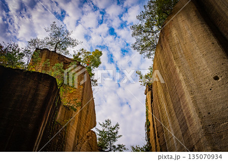 山形県 瓜割石庭公園(石切場跡)の秋の紅葉と岩壁の絶景 山形県 瓜割石庭公園(石切場跡)の秋の紅葉と岩壁の絶景 135070934