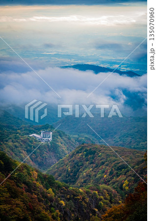 福島県 磐梯吾妻スカイラインの秋の紅葉と晴天の絶景 福島県 磐梯吾妻スカイラインの秋の紅葉と晴天の絶景 135070960