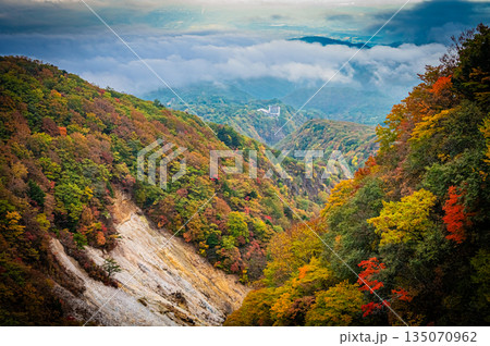 福島県 磐梯吾妻スカイラインの秋の紅葉と晴天の絶景 福島県 磐梯吾妻スカイラインの秋の紅葉と晴天の絶景 135070962