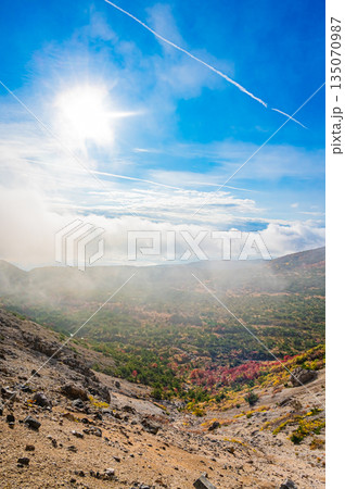 福島県　磐梯吾妻スカイラインの秋の紅葉と晴天の絶景 135070987