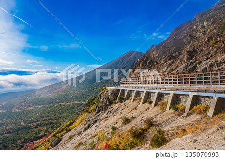 福島県 磐梯吾妻スカイラインの秋の紅葉と晴天の絶景 福島県 磐梯吾妻スカイラインの秋の紅葉と晴天の絶景 135070993