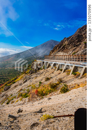 福島県　磐梯吾妻スカイラインの秋の紅葉と晴天の絶景 135070996
