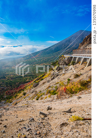 福島県 磐梯吾妻スカイラインの秋の紅葉と晴天の絶景 福島県 磐梯吾妻スカイラインの秋の紅葉と晴天の絶景 135070998