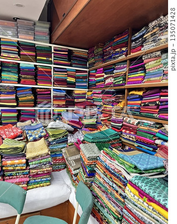 カラフルな生地 135071428