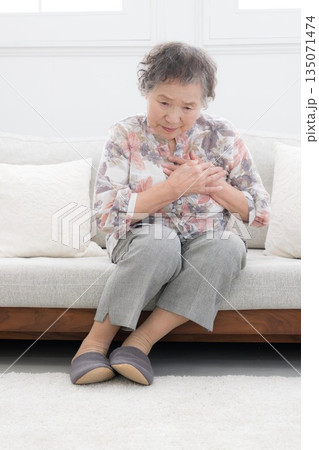 胸や心臓が痛い体調が悪いシニア女性のイメージ 心筋梗塞…?肋間神経痛?狭心症?の不安 胸や心臓が痛い体調が悪いシニア女性のイメージ 心筋梗塞…?肋間神経痛?狭心症?の不安 135071474