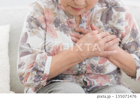 心臓や胸の痛みが気になる、体調が悪いシニアの後期高齢者女性のイメージ　心筋梗塞…？肋間神経痛？顔無し 135071476