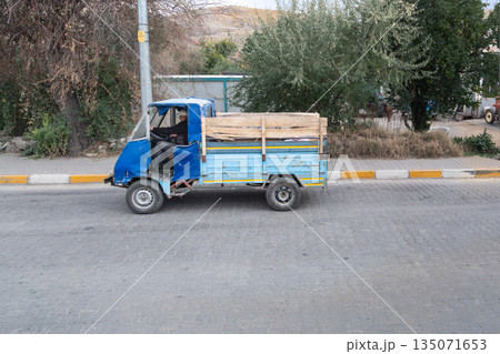 トルコの田舎を走るレトロな貨物自動車 トルコの田舎を走るレトロな貨物自動車 135071653