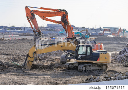 工事現場 パワーショベル 工事現場 パワーショベル 135071815
