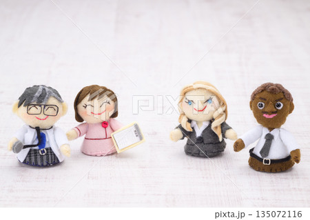 医師、看護師と外国人の男女の人形 135072116