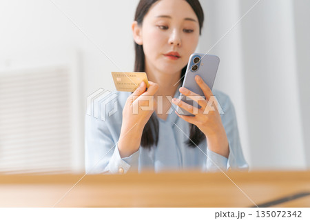 スマホとクレジットカードを持つ女性 スマホとクレジットカードを持つ女性 135072342