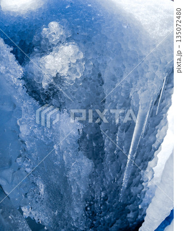 神秘的な蒼の世界:氷の深淵と気泡のテクスチャ 神秘的な蒼の世界:氷の深淵と気泡のテクスチャ 135072480