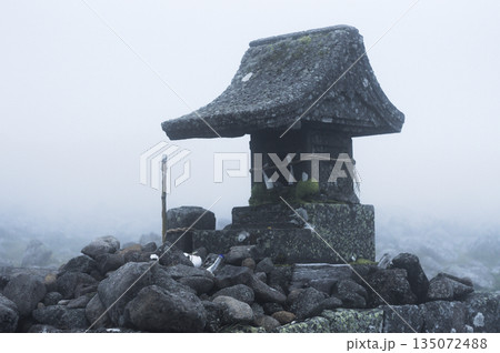 霧に包まれた蓼科山山頂の奥宮（蓼科神社） 135072488