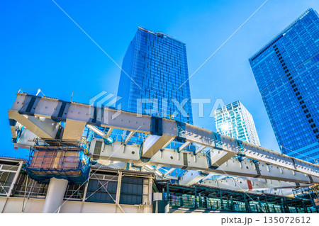 日本の東京都市景観元旦。フクラスデッキの上を鉄骨が覆い被さる。驚きの新風景。新時代へ、希望の光＝渋谷 135072612