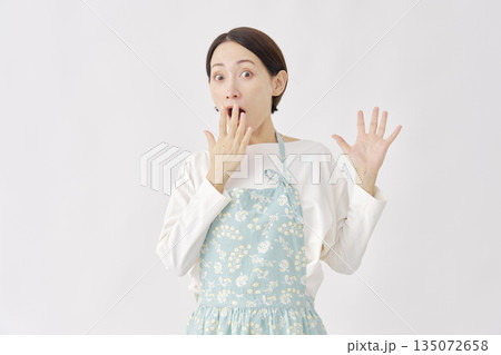 驚くエプロンを着た女性 白背景 驚くエプロンを着た女性 白背景 135072658