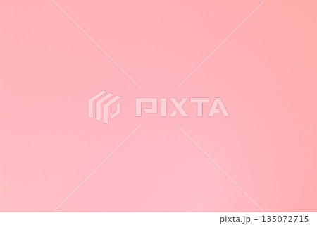 うす赤色・ピンク色系　シンプルな背景　テクスチャ 135072715