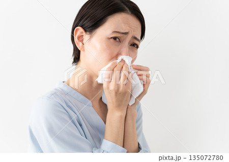 長袖シャツを着ている女性 ライフスタイルイメージ 長袖シャツを着ている女性 ライフスタイルイメージ 135072780