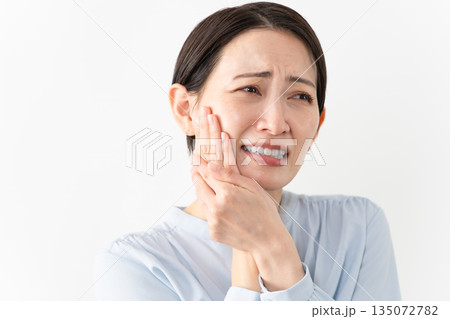 長袖シャツを着ている女性　ライフスタイルイメージ 135072782