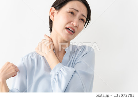 長袖シャツを着ている女性　ライフスタイルイメージ 135072783