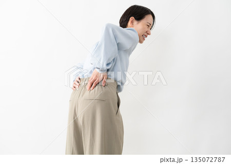 長袖シャツを着ている女性 ライフスタイルイメージ 長袖シャツを着ている女性 ライフスタイルイメージ 135072787