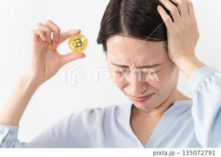 ビットコインを持っている女性　テクノロジーイメージ 135072791