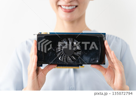グラフィックボードを持っている女性　テクノロジーイメージ 135072794