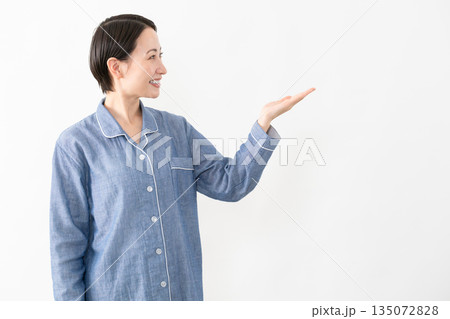 パジャマを着ている女性 ライフスタイルイメージ パジャマを着ている女性 ライフスタイルイメージ 135072828