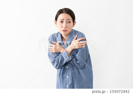 パジャマを着ている女性　ライフスタイルイメージ 135072842