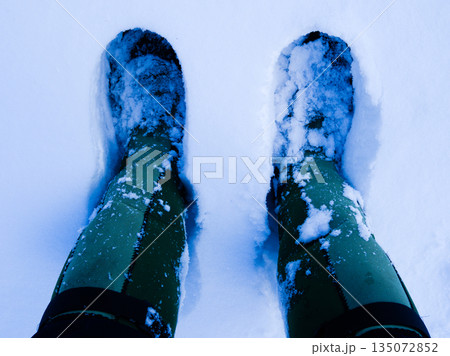 雪原に立つ・冬の登山とスノーアクティビティの足元イメージ 135072852